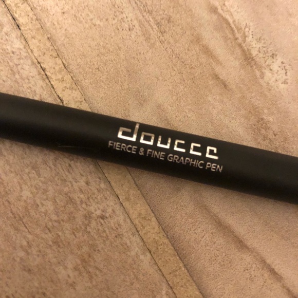 Doucce Fierce & Fine Graphic Pen Black Eyeliner - Picture 2 of 4